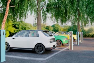Borne de recharge en entreprise : combien faut-il vraiment prévoir pour l'installation ?