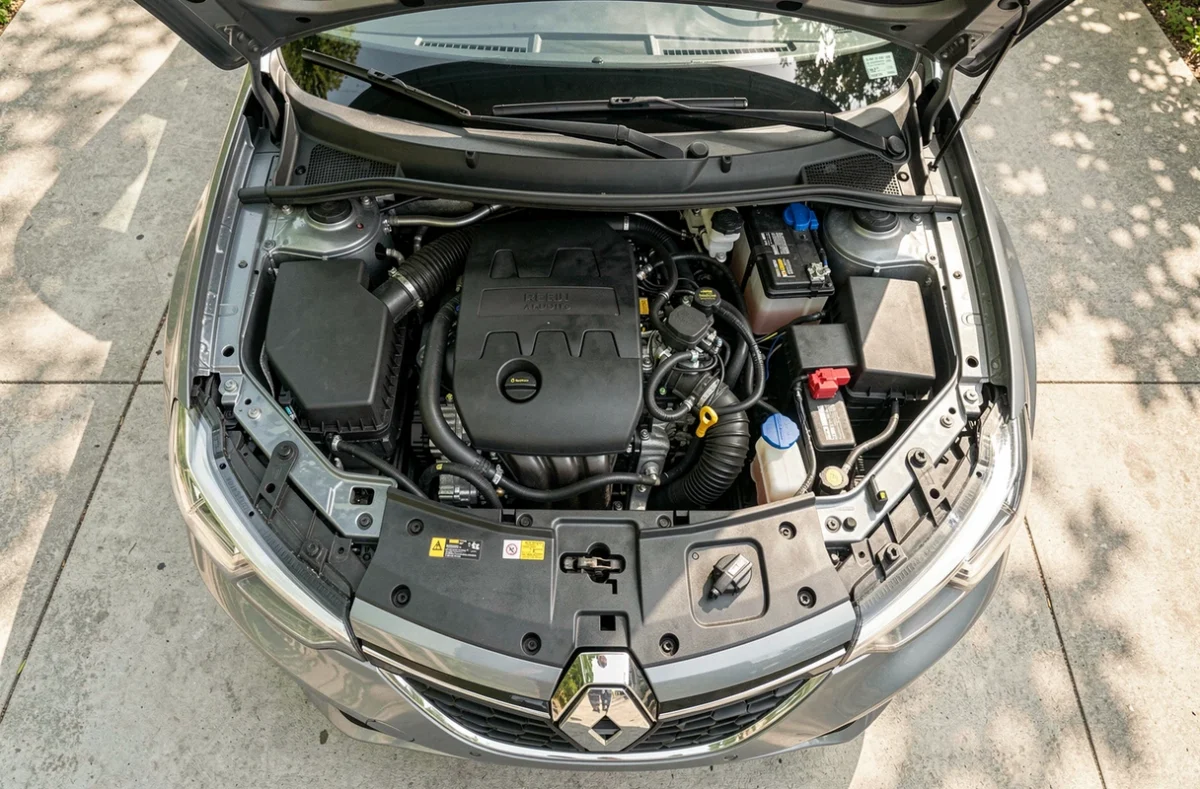Vue plongeante du compartiment moteur d'une Renault avec un capteur déconnecté lors d'un diagnostic du défaut DTC253F29