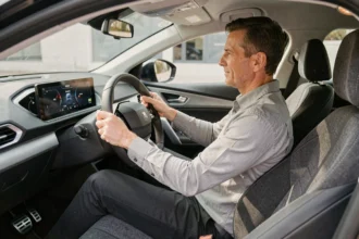 Position de conduite dans l'habitacle de la Peugeot 308 avec vue sur le i-Cockpit et le tableau de bord
